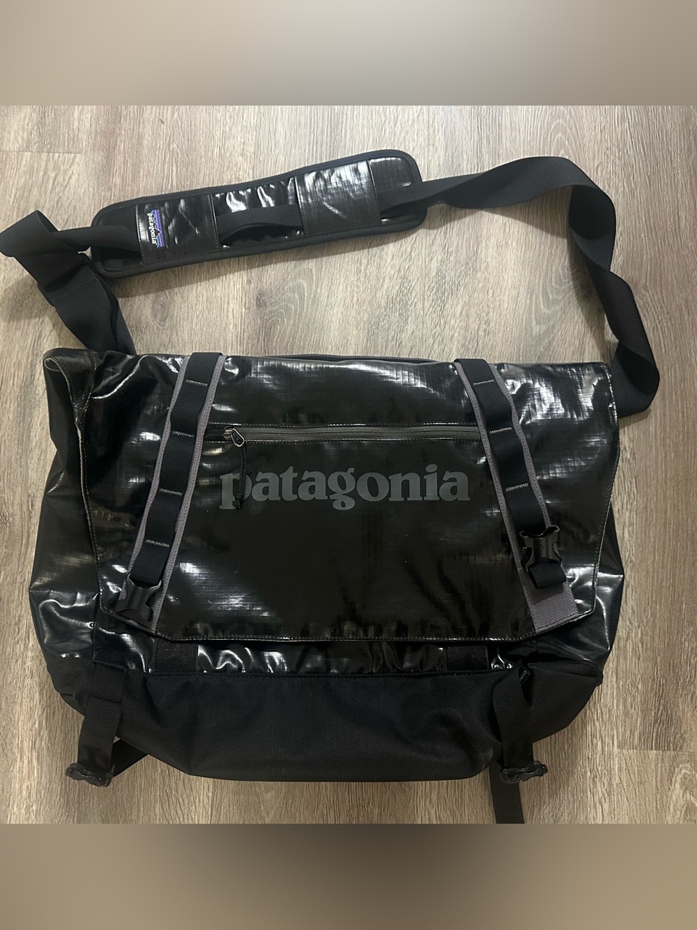 Black Hole Messenger Bag 24L